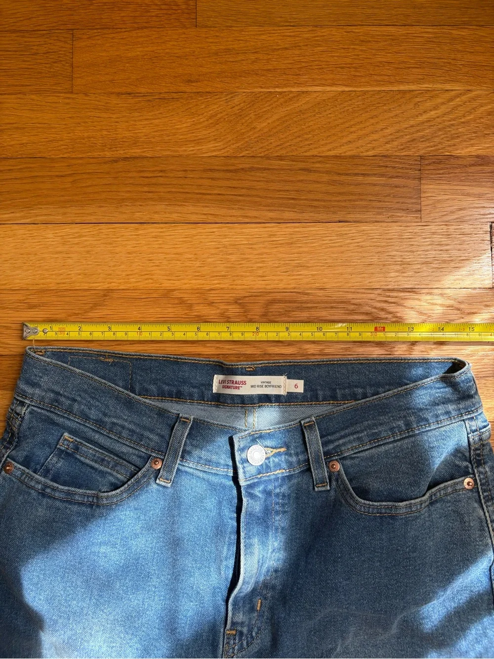 Levi's vintage Mid Rise Boyfriend Jeans in Medium Blue Wash Size 6
